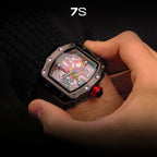 Relógio masculino 7SUIT Graffiti com caixa preta escovada, mostrador colorido estilo grafite e pulseira de silicone preta. Visual ousado para homens com personalidade forte.