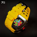 Relógio masculino 7SUIT Graffiti com caixa preta escovada, mostrador colorido estilo grafite e pulseira de silicone preta. Visual ousado para homens com personalidade forte.