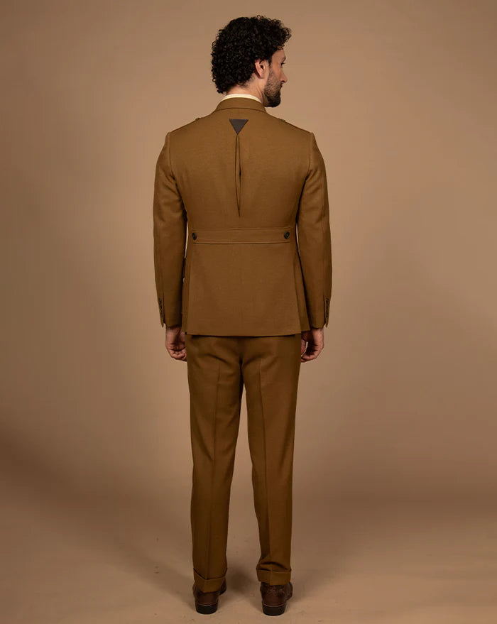 PURE | Costume moutarde à détails en cuir